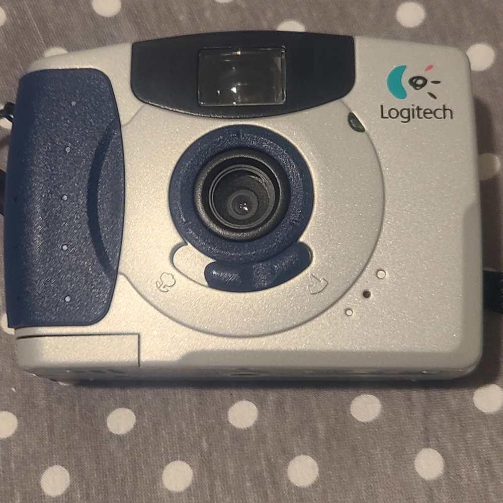Logitech QuickCam Traveler Digital And Internet Camera W/StandVintage *WORKING*